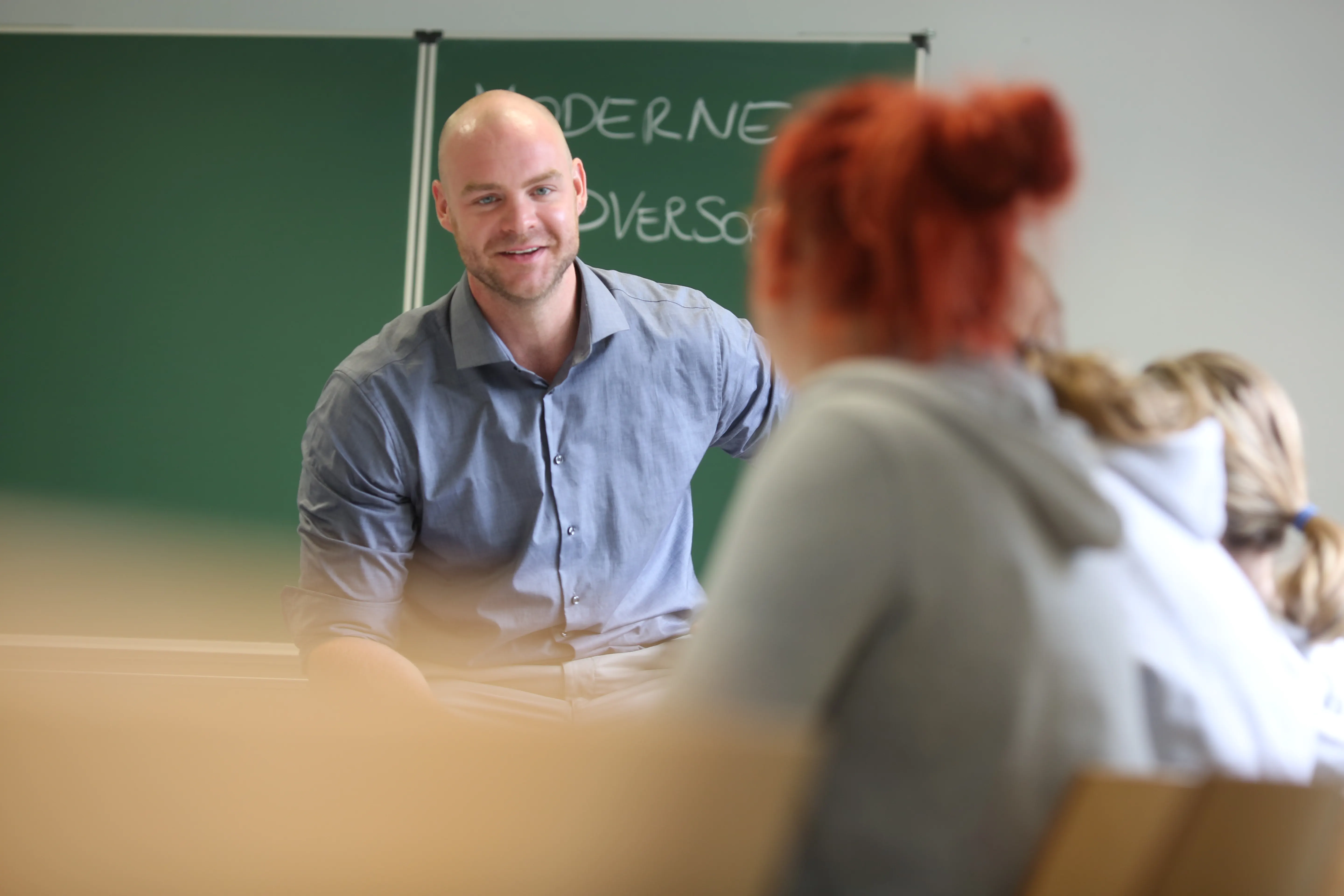Sebastian Flüter im Gespräch mit Teilnehmenden vor einer Tafel