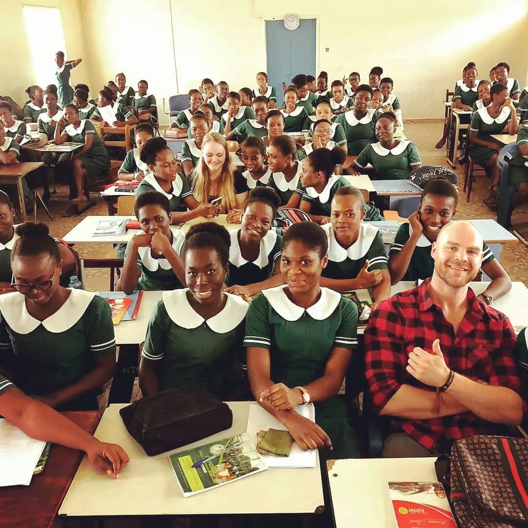 Sebastian Flüter in einem vollen Klassenraum einer Pflegeschule in Ghana