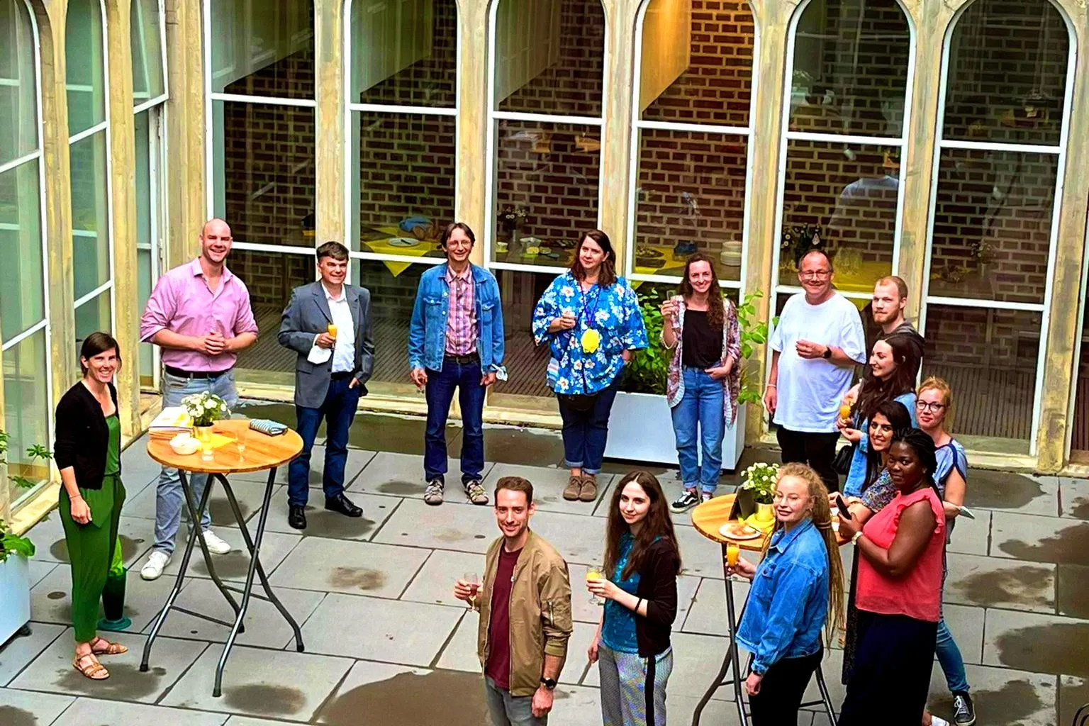 Gruppenbild von Kollegiat*innen des Promotionskollegs NRW im Innenhof