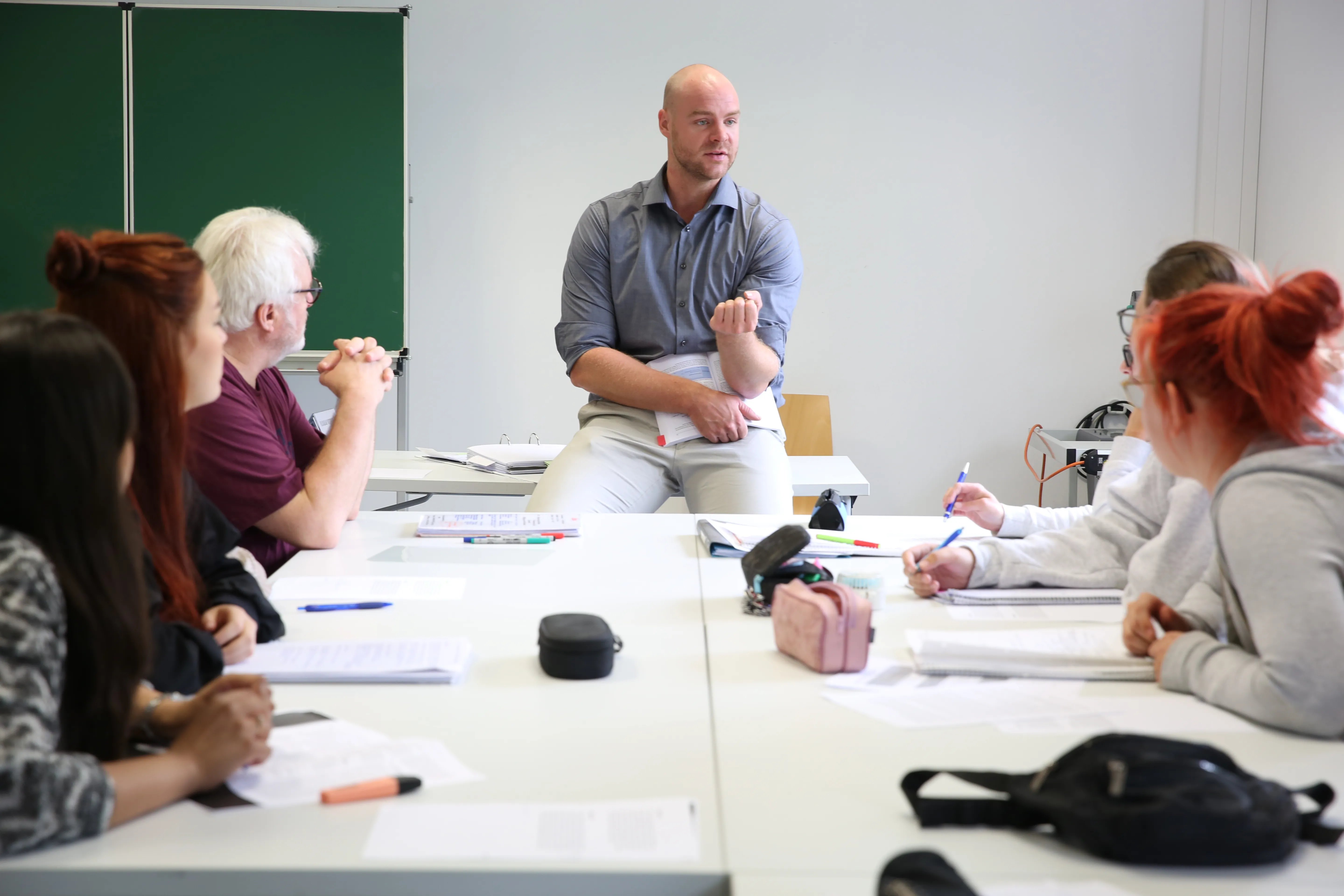 Sebastian Flüter im Gespräch mit einer Seminargruppe